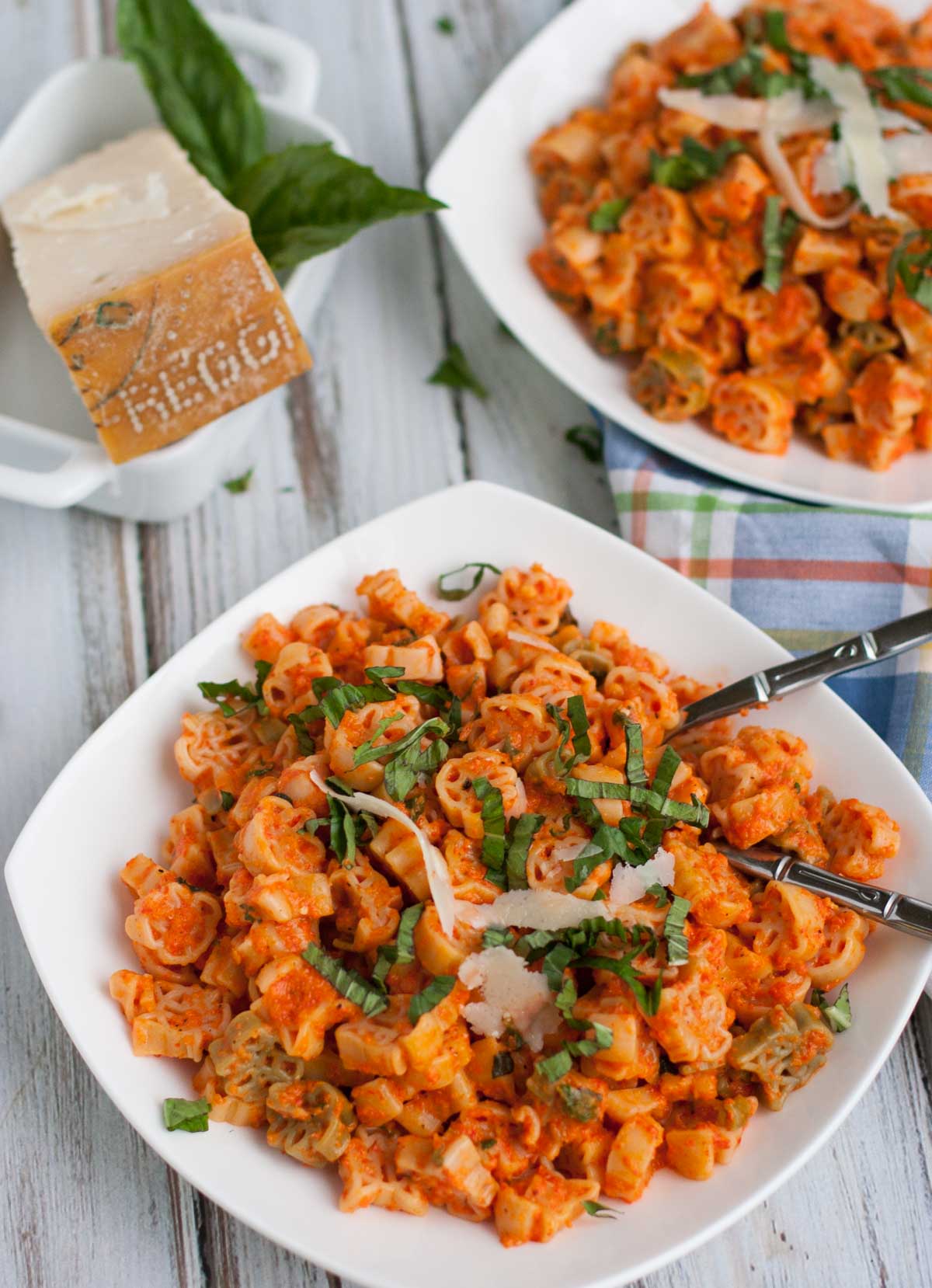 Creamy Roasted Red Pepper Pasta | WorldofPastasbilities.com | Easy and delicious pasta dish! Creamy Roasted Red Pepper Pasta is sweet and smoky alternative to your regular tomato sauce...enjoy!