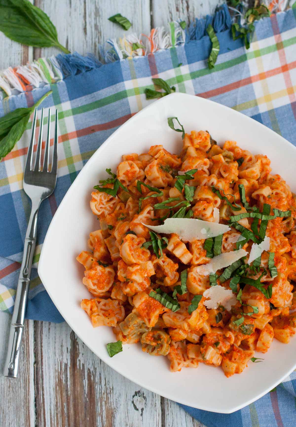 Creamy Roasted Red Pepper Pasta | WorldofPastasbilities.com | Easy and delicious pasta dish! Creamy Roasted Red Pepper Pasta is sweet and smoky alternative to your regular tomato sauce...enjoy!