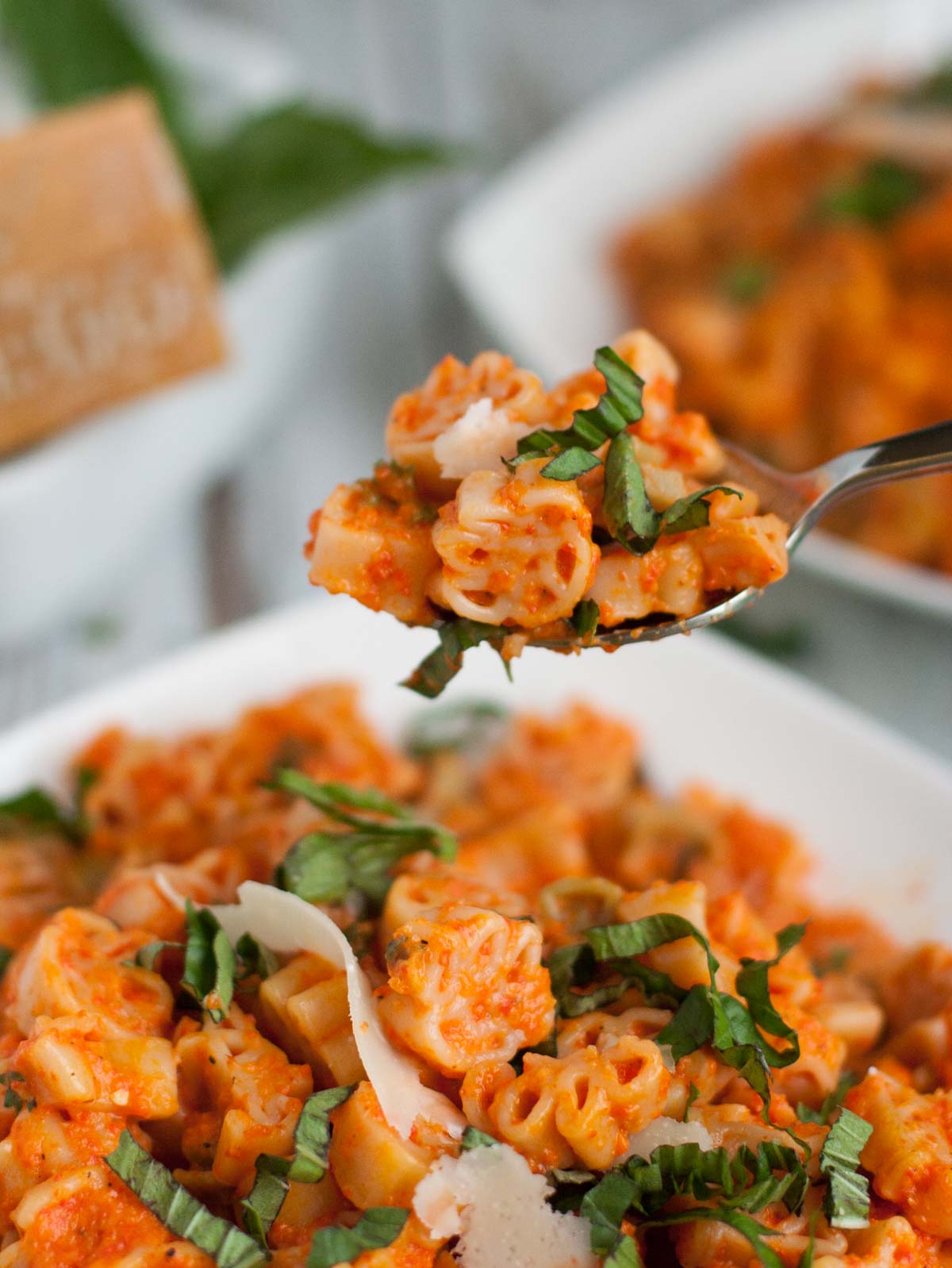 Creamy Roasted Red Pepper Pasta | WorldofPastasbilities.com | Easy and delicious pasta dish! Creamy Roasted Red Pepper Pasta is sweet and smoky alternative to your regular tomato sauce...enjoy!