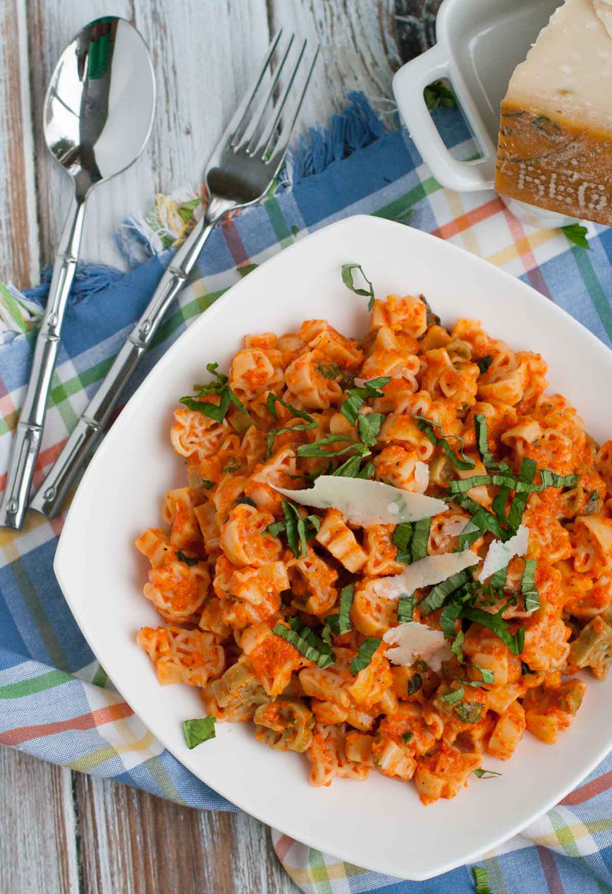 Creamy Roasted Red Pepper Pasta | WorldofPastasbilities.com | Easy and delicious pasta dish! Creamy Roasted Red Pepper Pasta is sweet and smoky alternative to your regular tomato sauce...enjoy!