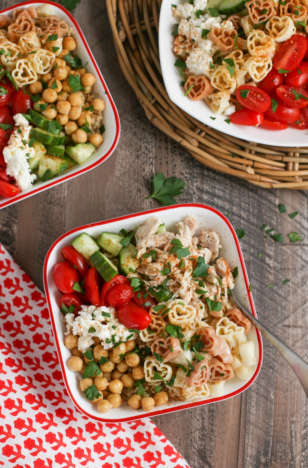 Nahaufnahme griechischer Pasta in einer quadratischen Schüssel von oben