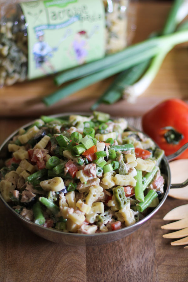 Tuna Pasta Salad with Green Beans combines the crunch of green beans with the sweetness of tomatoes and salty black olives for a divine creamy pasta dish!|WorldofPastabilities.com