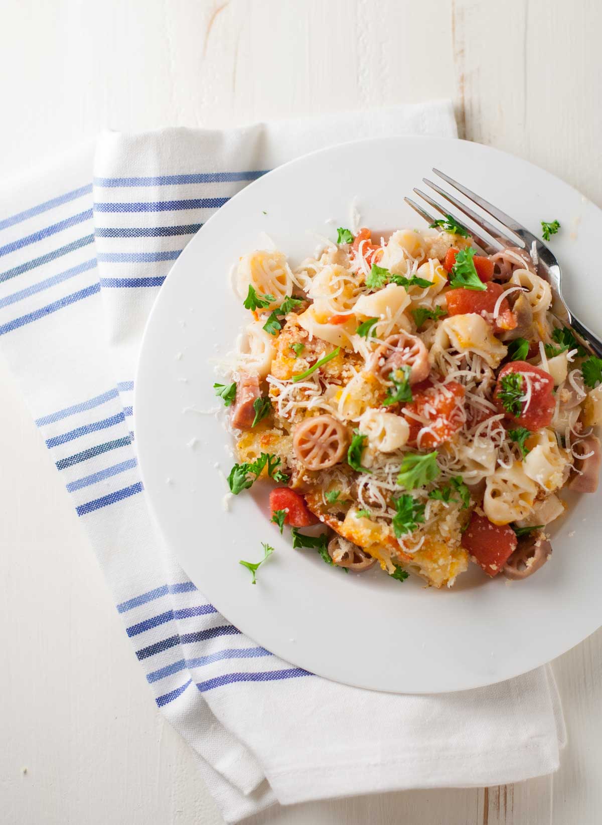 Light Mac and Cheese with Tomatoes | WorldofPastabilities.com | Fabulous mac and cheese side dish lightened up with less butter. Great flavor with herbs and panko on top!