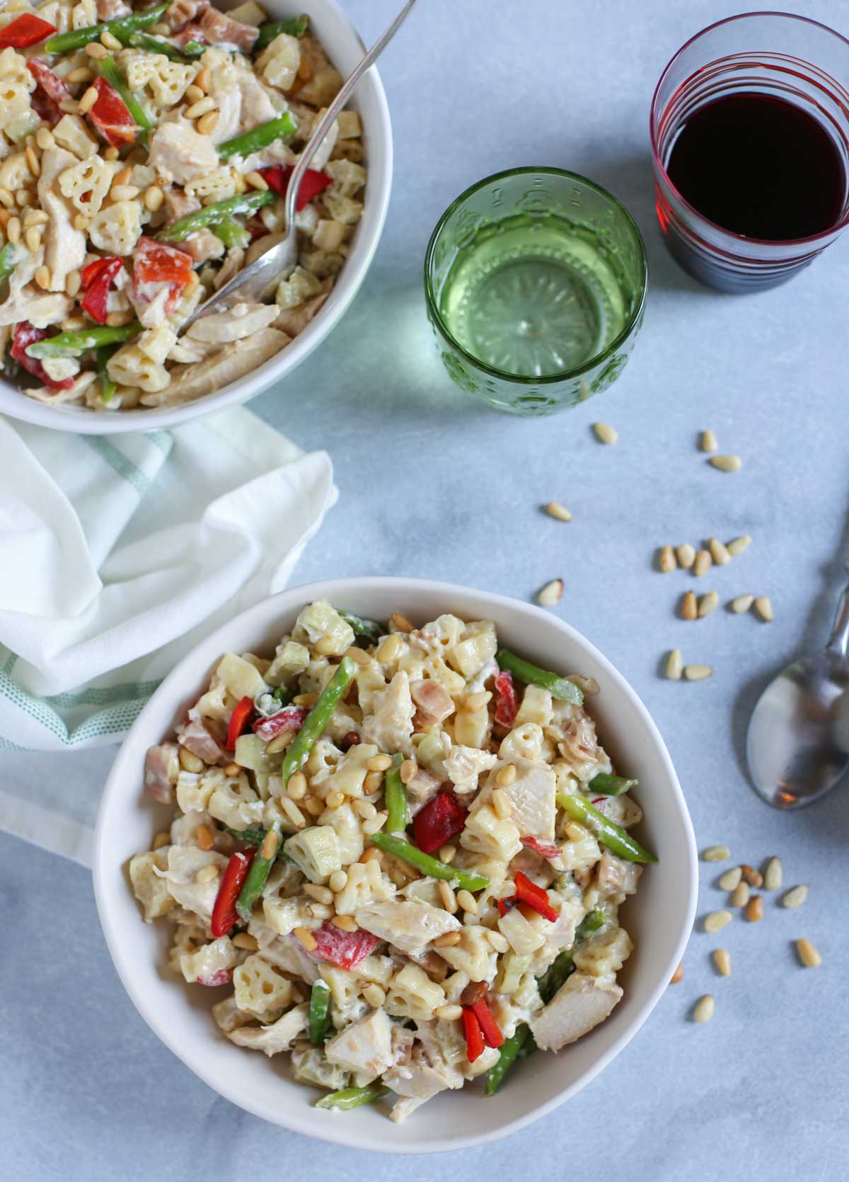 Skillet Chicken Alfredo | Delicious combo of chicken, veggies, and alfredo sauce -with a surprise of goat cheese! Simple and quick. Dinner done right! WorldofPastabilities.com