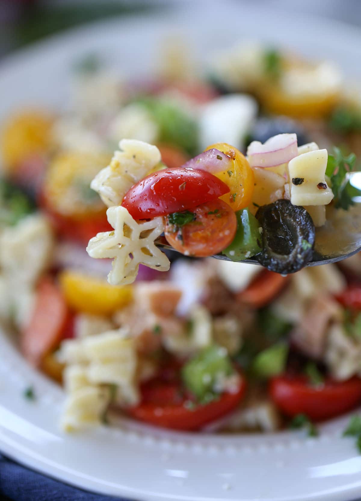 Supreme Pizza Pasta Salad | Delish combo of your favorite pizza ingredients! A simple side dish to any summer menu. Yum! The vinaigrette dressing ties it all together! | WorldofPastabilities.com