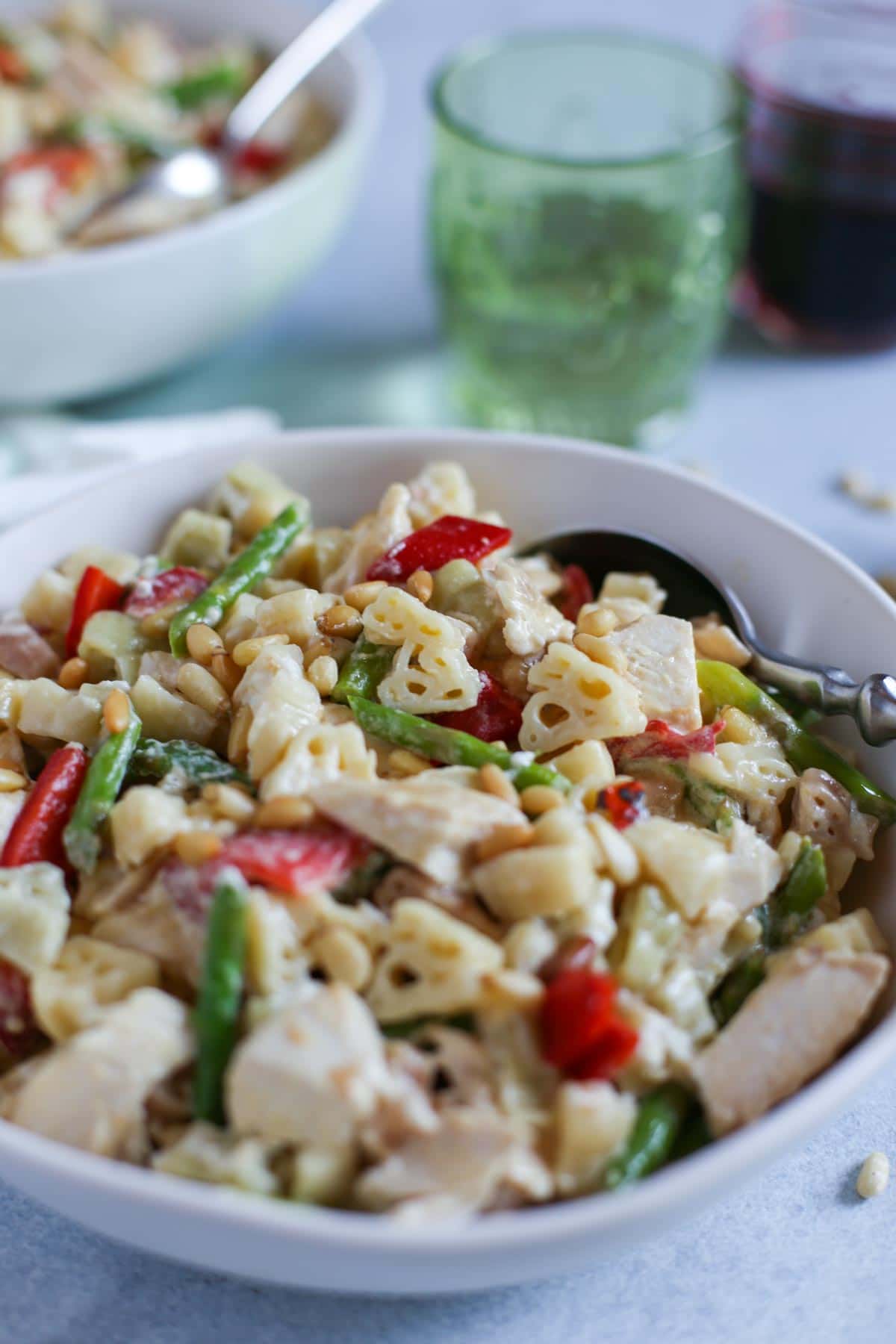 Skillet Chicken Alfredo | Delicious combo of chicken, veggies, and alfredo sauce -with a surprise of goat cheese! Simple and quick. Dinner done right! WorldofPastabilities.com