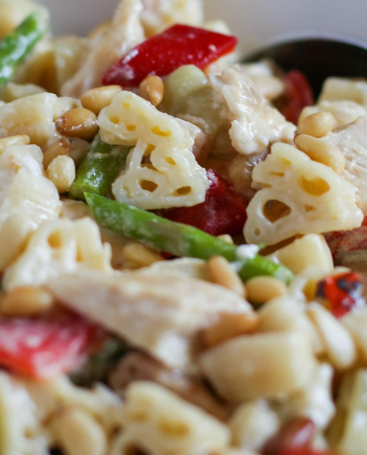 Skillet Chicken Alfredo | Delicious combo of chicken, veggies, and alfredo sauce -with a surprise of goat cheese! Simple and quick. Dinner done right! WorldofPastabilities.com