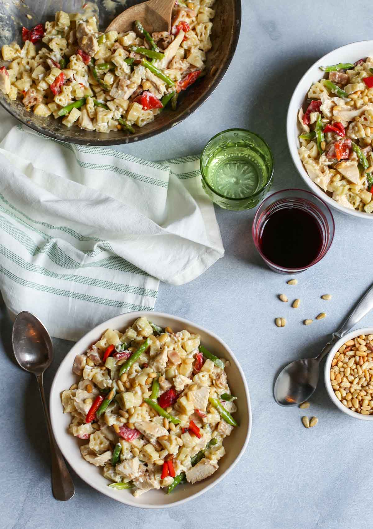 Skillet Chicken Alfredo | Delicious combo of chicken, veggies, and alfredo sauce -with a surprise of goat cheese! Simple and quick. Dinner done right! WorldofPastabilities.com